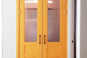 세련된 서울 중문 인테리어: 모루세로유리와 블랙봉 손잡이로 완성하는 스타일리시한 현관 도어