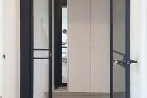 춘천 석사동 현대아파트, 블랙 프레임으로 완성한 슬림 비대칭 중문의 매력